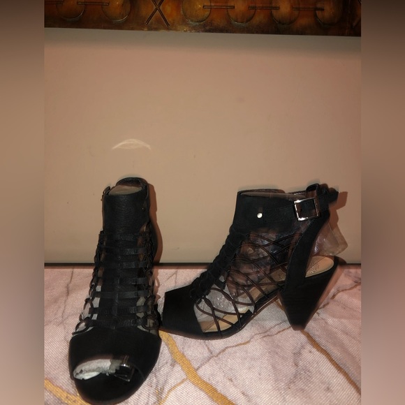 Black sandals; casual and classy; very comfortable; - Picture 2 of 7